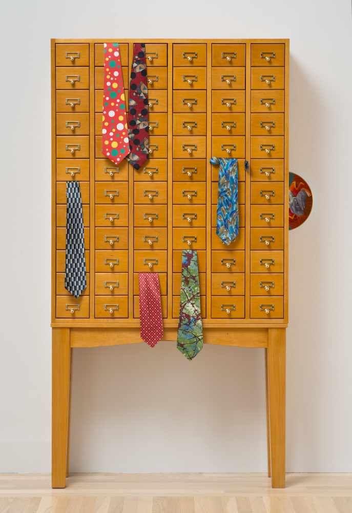 Kathryn Andrews Ohne Titel (Clown Cabinet) Kabinettschrank, 2-teilig, 6 Seidenkrawatten, Porzellanteller. (2012). Ca. 192 x 116 x 25 cm. Mindestpreis:	45.000 EUR Aufrufpreis:	45.000 EUR Schätzpreis:	50.000 - 60.000 EUR