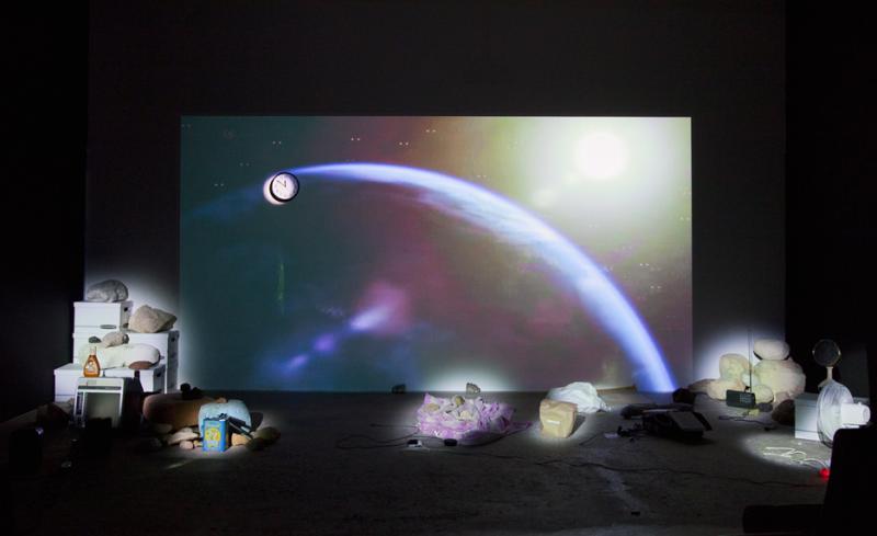 Trisha Baga Mollusca & The Pelvic Floor, 2018 2-Kanal-Projektion (2D Video und 3D Video), Keramiken und diverse Materialien Spieldauer: 37:18 min., Installationsgröße: variabel © Trisha Baga, Courtesy SOCIÉTÉ, Berlin Foto: Craig White