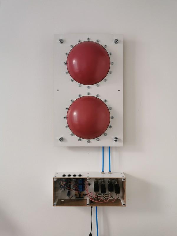 Moritz Bauer, P1, 2020, MDF, Latex, Metall, Elektropneumatik, © Moritz Bauer