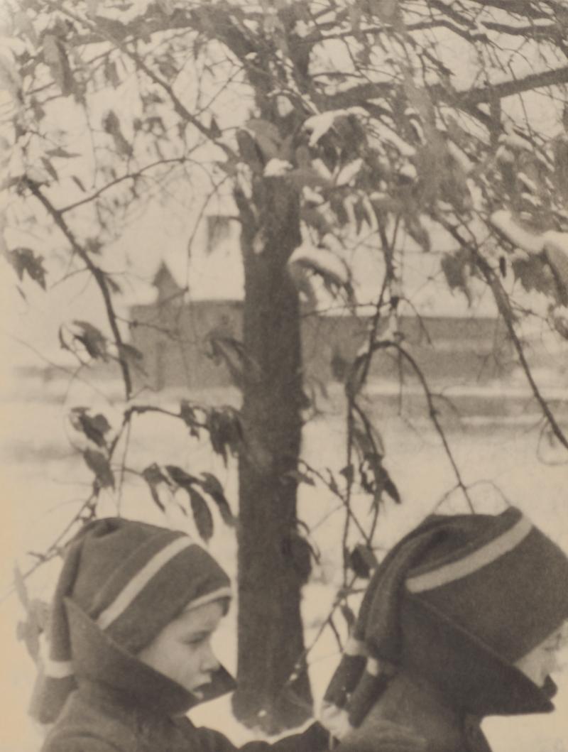 Clarence Hudson White (1871–1925), Boys Going to School, 1908, Heliogravüre, 20,5 x 15,7 cm, MK&G, Public Domain