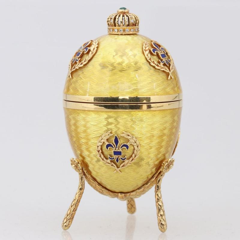 Fabergé-Zierei Victor Mayer/Pforzheim. 750/- Gold. Email. Diamanten. Punzen: Fabergé, Herst.-Marke, 750, Auflage 8/100. H. 8,4 cm. Gew.: 102 g.  Aufrufpreis:	8.500 EUR Schätzpreis:	9.500 EUR