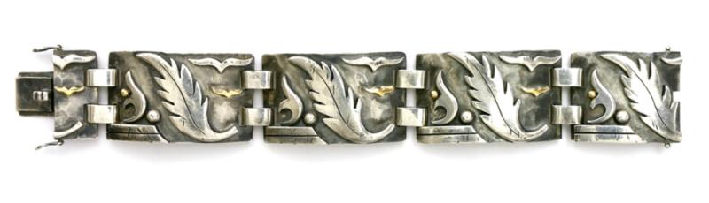 Jean Duprés, Silbernes Art Deco Armband, Frankreich, 1920/30 Entwurf Jan Després (1889 Souvigny - 1980 Avallon). Silber, partiell mit 18 Kt. Goldauflagen. Mit fünf leicht gewölbten, geschmiedeten und in floralem Reliefdekor verzierten Gliedern. Kastenschließe. L ca. 18 cm. B 2,6 cm. Gewicht 109 g. Mit Meisterpunze auf einem Glied "J (Vase) D", in Raute sowie französische Garantie - Punze für 800 Silber-Feingehalt (Tardy, 199). - Lit.: Gabardi, Jean Després, Milano 1999.