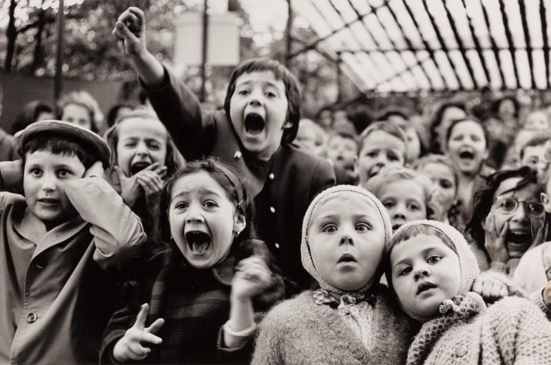 ALFRED EISENSTAEDT (1898–1995), »Children at a Puppet Theatre«, Paris 1963