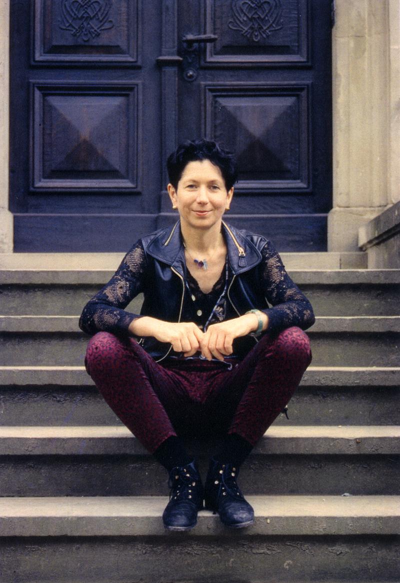 rosalie auf der Treppe vor Haus Wahnfried, 1994 – Foto: Thomas Jürgens