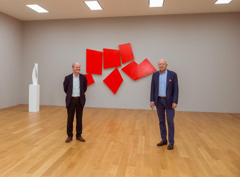 Uwe Wieczorek, Kurator der Hilti Art Foundation, und Michael Hilti, Präsident der Hilti Art Foundation, vor Gottfried Honeggers «Pliage», 2002–2004 und Imi Knoebels «Kadmiumrot», 1975/2018, Foto: Sandra Maier