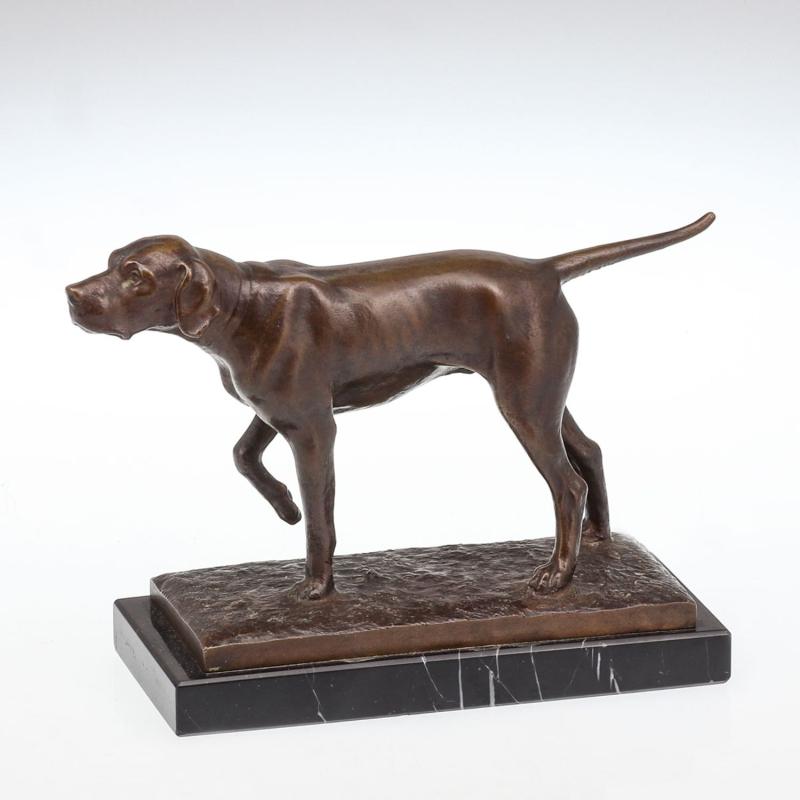 Paul Werner 1853 Magdeburg - 1919 - Jagdhund beim Vorstehen - Bronze. Braun patiniert. Schwarzer Marmorsockel. H. o./m. Sockel: 12,8/14,5 cm. Auf der Standfläche sign.: P. Werner. Rückseitig auf … 700 EUR / 800 EUR