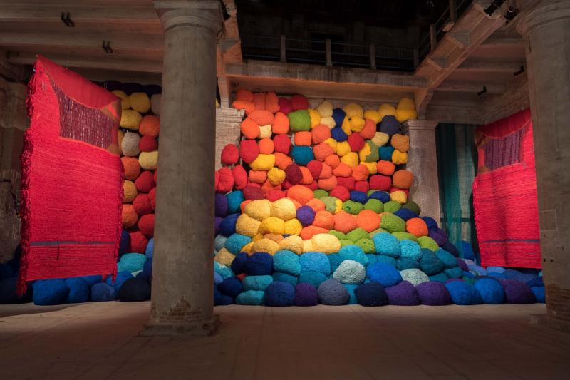 Sheila Hicks, Escalade Beyond Chromatic Lands, 2017 Installationsansicht, Arsenale, Biennale di Venezia Foto: Cristobal Zanartu © VG Bild-Kunst