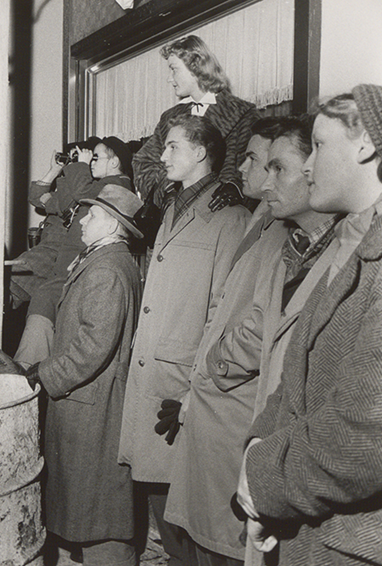 Schaulustige auf der Straße anlässlich der Wiedereröffnung der Wiener Staatsoper, 5.11.1955 Ludwig van Beethoven, Fidelio unter Karl Böhm, Foto: Ernst Hausknost © Wien Museum