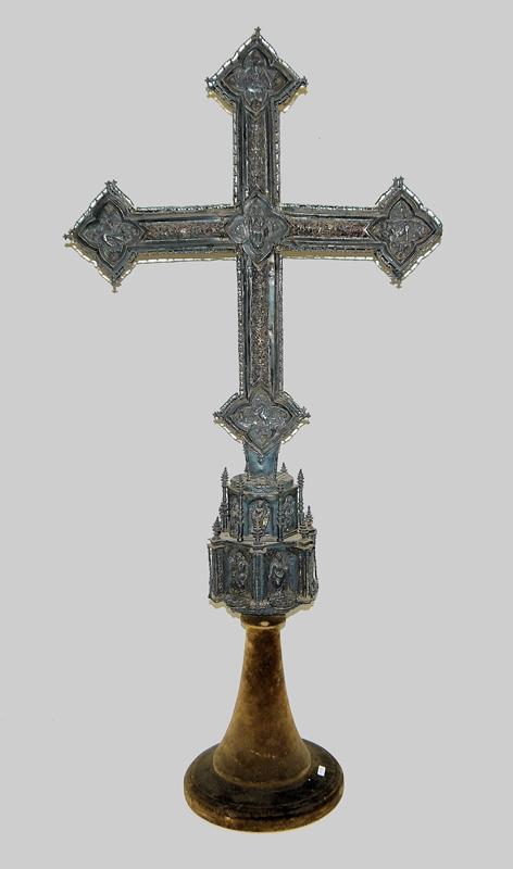 Los Nr. 343 | A286 0343-Museales Vortragekreuz einer Bischofskirche oder Reichsabtei, Silber, 16. Jh. Limit: € 4800 Taxe: € 17000-19000