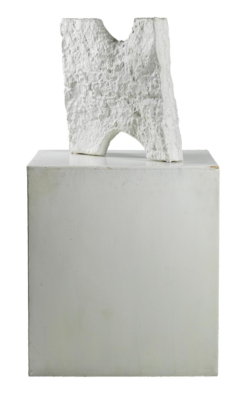 Franz West (1947-2012)     BI 4 (Paßstück), 1990, betitelt mit Schablone (?) BI 4 (Biennale Paßstück 4 of 11 exhibited), bemalter Aluminiumguss, 49 x 50 x 10 cm, Sockel 69 x 60 x 63 cm, erzielter Preis € 216.800