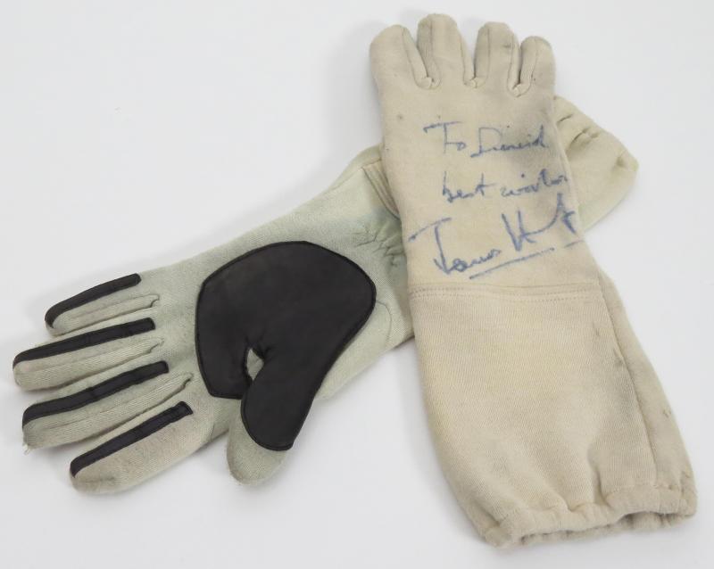 Nr. 20 James Hunt "Rennhandschuhe/Racing Gloves" original Rennhandschuhe aus der Saison 1973, Team Hesketh, Fahrzeug: March 731 Cosworth F1, linkes Innenfutter beschriftet: James Simon Wallis Hunt (sein vollständiger Name) rechts: J. Hunt u. A. RH7 (?), rechter Handrücken beschriftet: "To David best wishes James Hunt", eingenähtes "DU PONT NOMEX" Textiletikett, dieses Rückseitig beschrieben "James Hunt"  Startpreis € 1.500