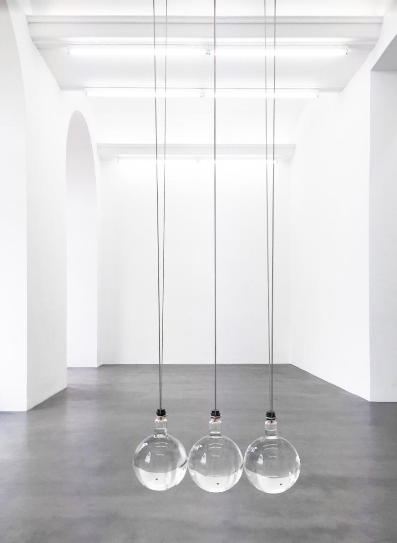 Katja Aufleger, NEWTON’S CRADLE, 2013; Glas, Stahl, Schwefelsäure, Salpetersäure, Glyzerin, Gummi; ca. 300 x 75 x 25 cm © Courtesy of the artist; Galerie STAMPA, Basel; Galerie Conradi, Hamburg; Foto: Adamski/Berlin