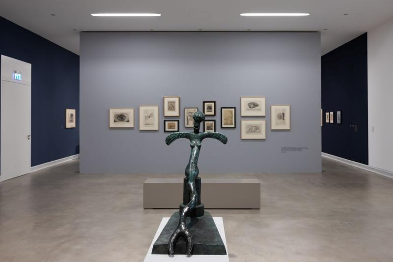 Ausstellungsansicht »Max Ernst. Zwischenwelten«, Kunstmuseum Ravensburg 2021, Leihgaben des Kunstmuseum Bonn, Privatsammlung, Dauerleihgabe der Professor Dr. med. Wilfried und Gisela Fit- ting sowie der Sammlung Hans Bolliger, VG Bild-Kunst, Bonn 2021, Foto Wynrich Zlomke