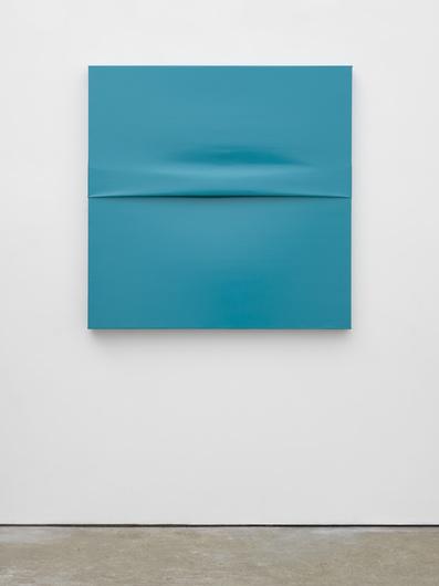 Angela de la Cruz Ohne Titel III (Falz) Türkis 2016 Öl und Acryl auf Leinwand 123 x 123 x 7 cm 48 3/8 x 48 3/8 x 2 3/4 in