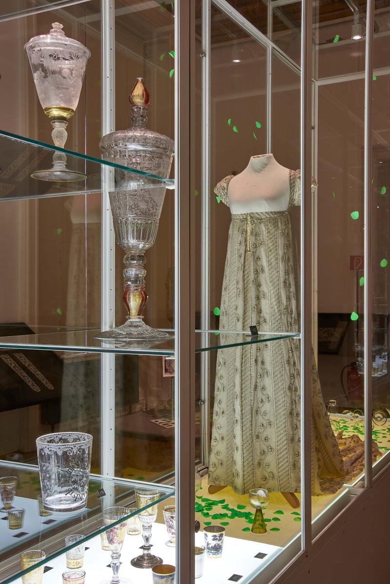 MAK-Ausstellungsansicht, 2020 FRECH UND FREI! Die Invasion verborgener Objekte MAK-Schausammlung Renaissance Barock Rokoko Intervention: der Einzug der Braut Objekt: Weißes Damenkleid mit Goldstickerei, Brautkleid von Caroline Freifrau von Holzhausen, Wien, 1793 © MAK/Georg Mayer