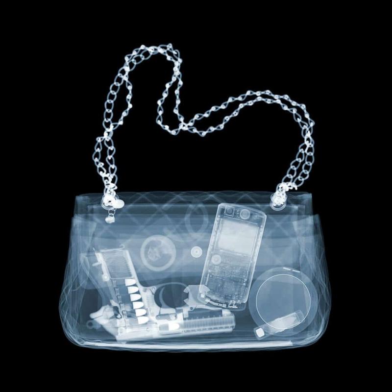 Nick Veasey Chanel Packing Heat, Röntgenfotografie © Nick Veasey