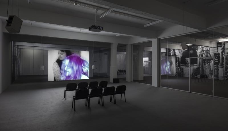 Jeremy Shaw, Quickeners, 2014, 16-mm-Film, transferiert auf Video, 36′24″, Farbe, Ton. Installationsansicht, JEREMY SHAW, QUANTIFICATION TRILOGY, JSC Düsseldorf. Foto: Timo Ohler.