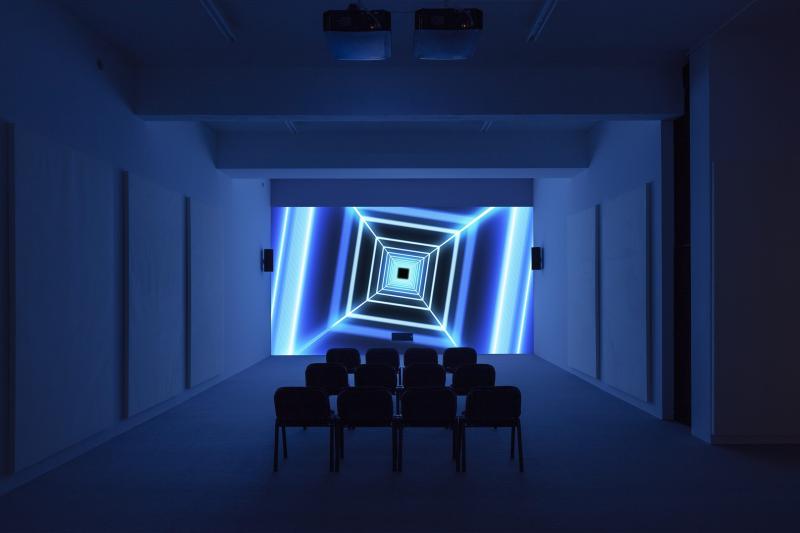 Jeremy Shaw, I Can See Forever, 2018, Zweikanal-HD-Videoinstallation; VHS-Video und HD-Video, transferiert auf Video, 44′05″, Farbe, Ton. Installationsansicht, JEREMY SHAW, QUANTIFICATION TRILOGY, JSC Düsseldorf. Foto: Timo Ohler.