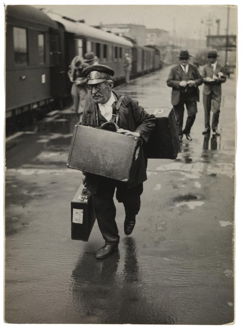 Friedrich Seidenstücker, Gepäckträger am Stettiner Bahnhof, ca. 1929 © Stiftung Ann und Jürgen Wilde, Pinakothek der Moderne, München