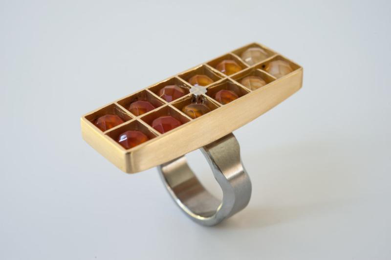 ANNA HEINDL Ring “Grid Sunbox”, 18k Gold, Edelstahl, Karneole