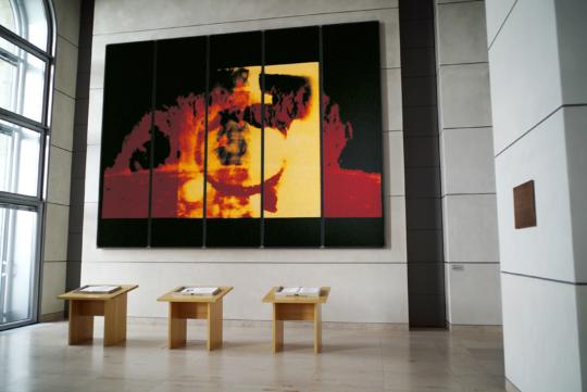 Katharina Sieverding: XXVIII/87, KONTINENTALKERN VI, 1987 C-Print, Acryl, Stahl 480 x 635 cm Installationsansicht: Gedenkstätte im Reichstagsgebäude in Berlin zum Andenken an die ermordeten und verfolgten Mitglieder des Reichtages der Weimarer Republik, Deutscher Bundestag, Berlin 1992   Copyright: © Katharina Sieverding, VG Bild-Kunst, Bonn 2020. Foto: © Klaus Mettig, VG Bild-Kunst﻿, Bonn 2020