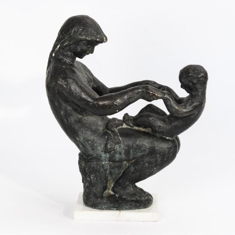 2665 MESTROVIC, Ivan (1883 Vropolje – 1962 South Bend) Mutter mit Kind Bronze patiniert, weiße Marmor-Plinthe. Undeutlich bezeichnet. H ca. 50 cm (davon Sockel ca. 2,5 cm), B ca. 40 cm, T ca. 23 cm.   Limit 1200 € Zuschlag 2400,00 €