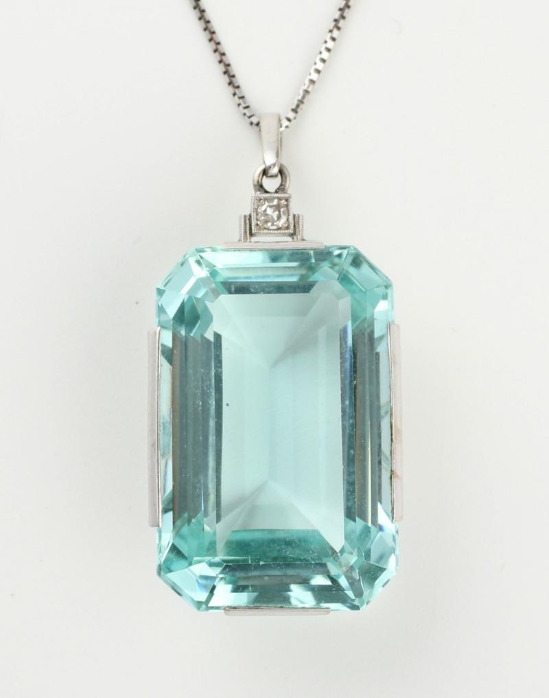 00058 Collierkette mit Anhänger, 585 WG  besetzt mit einem Aquamarin im facettierten Tafelschliff von ca. 42 cts. und einem Diamant im 8/8-Schliff von ca. 0,05 ct., L = 44 cm, ca. 13,6 g, Aquamarin berieben  Ausruf€ 4.000,–