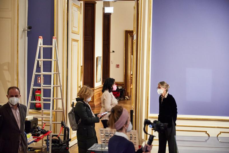 Kulturstaatssekretärin Andrea Mayer und Generaldirektorin Stella Rollig bei der Aufhängung der DAME MIT FÄCHER  Foto: Sandro Zanzinger / Belvedere, Wien