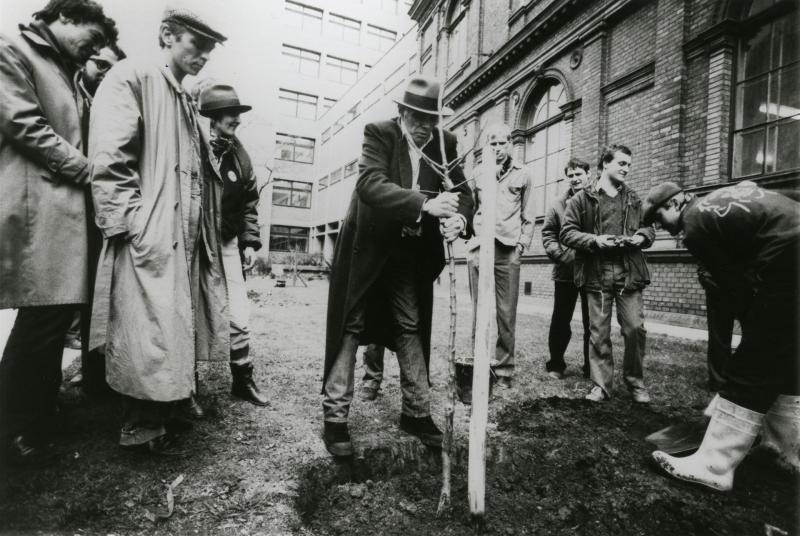 Joseph Beuys, Baumbepflanzung im Garten und vor der Hochschule für angewandte Kunst, 1983  Universität für angewandte Kunst Wien, Kunstsammlung und Archiv, Inv.Nr. 16.102/1/FP / Foto: Philippe Dutart