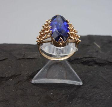 RING ( -585er Roségold, 7,21 g). Ring im durchbrochenen Rautendekor mit Tansanit (L. 2,3cm; B. 1,3 cm); Ringgröße 63/64. Startangebot: 1500,-