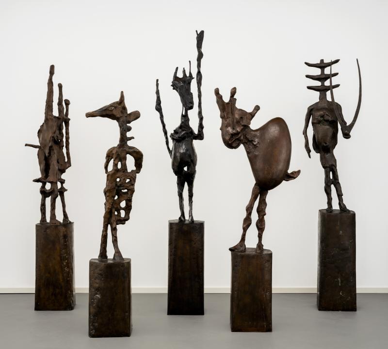 GERMAINE RICHIER (1904–1959) Das große Schachspiel (5 Figuren), 1959/61 Bronze, König: 205 x 50 x 30 cm; Dame: 226 x 45 x 30 cm; Springer: 167 x 40 x 30 cm; Läufer: 173 x 63 x 30 cm; Turm: 197 x 40 x 30 cm Hamburger Kunsthalle, Dauerleihgabe der Stiftung Hamburger Kunstsammlungen © VG Bild-Kunst, Bonn 2021 Foto: Christoph Irrgang