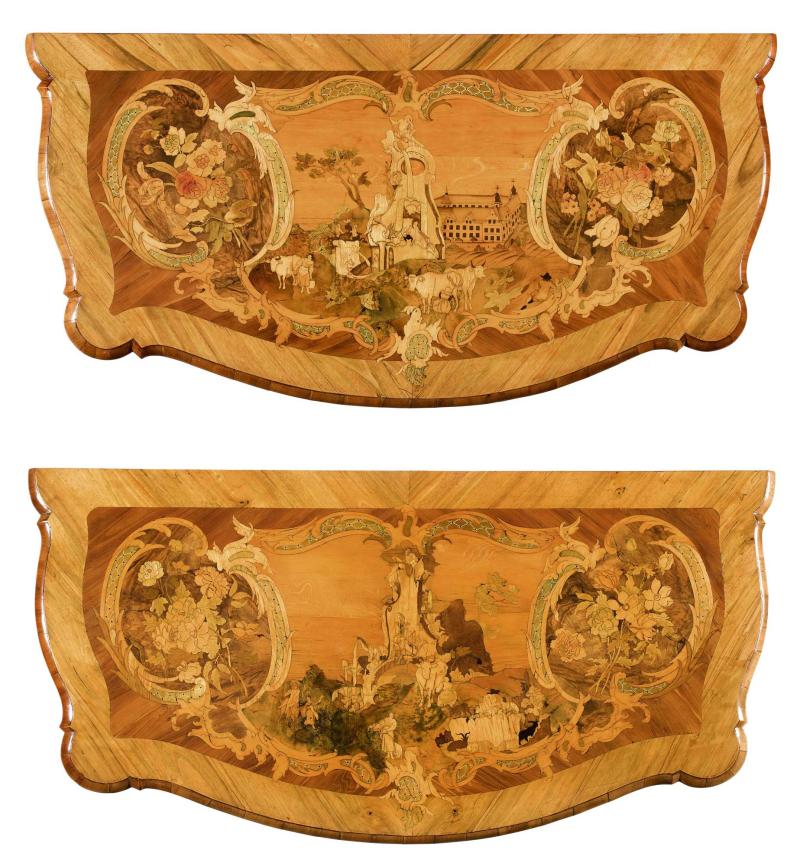 PAAR BEDEUTENDE INTARSIERTE KOMMODEN AUS DER WERKSTATT VON JOHANN FRIEDRICH SPINDLER  Rokoko, Potsdam um 1765. 134 × 66 × 82,5 cm.  Ergebnis: CHF 220 000