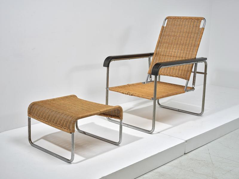 Seltene Sitzmaschine B 25 und Ottoman B 63, Entwurf Marcel Breuer 1928 / 1929, Ausführung Thonet / Frankenberg, um 1930, Konstruktion aus Stahlrohr mit mehrfach verstellbarer Rückenlehne, Sitz und Rückenlehne mit Geflecht aus Peddigrohr, Armstützen aus schwarz gebeiztem Holz. Höhe ca. 108 cm, Breite ca. 60 cm, Sitzhöhe ca. 33 cm, Tiefe 85 cm. Schätzwert € 20.000 - 30.000