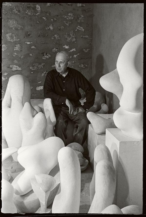 HANS ARP IN SEINEM ATELIER INMITTEN SEINER SKULPTUREN, CLAMART, 1954 Foto: Denise Colomb © Ministère de la Culture – Médiathèque de l’architecture et du patrimoine, Dist. RMN-Grand Palais/Denise Colomb © RMN-Grand Palais