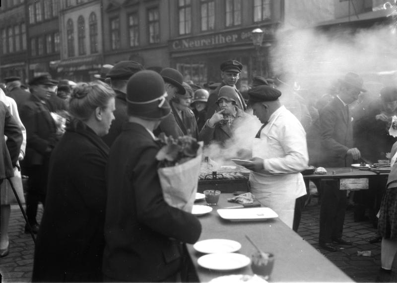 Max Halberstadt, Wurststand auf dem Altonaer Fischmarkt, undatiert, Sammlung Rosenthal, USA