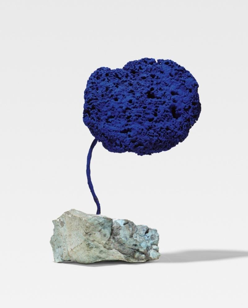 Schaffen Yves Kleins gelten; sie ist mit 400/600.000 Euro bewertet (Lot 11). Yves Klein Sculpture éponge bleue sans titre (SE 328). Ca. 1959 Pigment und Kunstharz auf Naturschwamm mit Metallstab und Steinfuß, 50,5 x 36 x 8 cm Schätzpreis: € 400.000 – 600.000