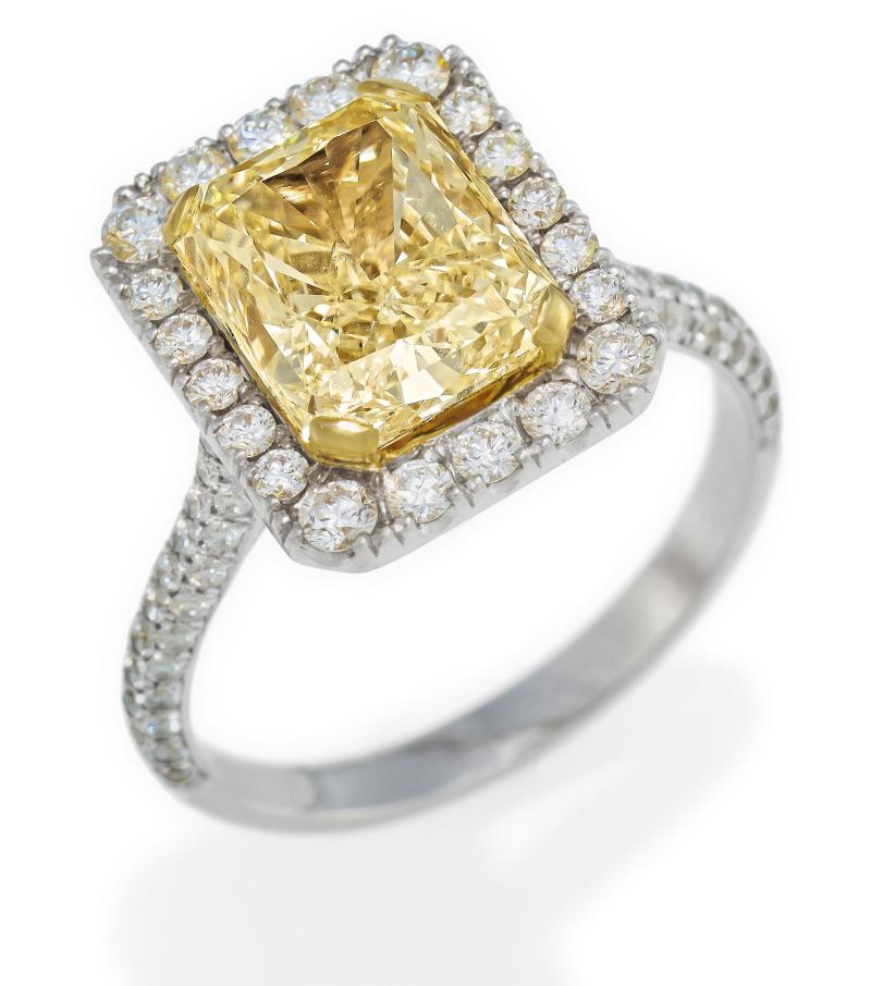 Diamant-Ring Fancy Intense Yellow  750/- Weiß-, Gelbgold | 1 Diamant ca. 3,84 Karat | 88 Brillanten zus. ca. 1,1 Karat Ergebnis: € 25.800