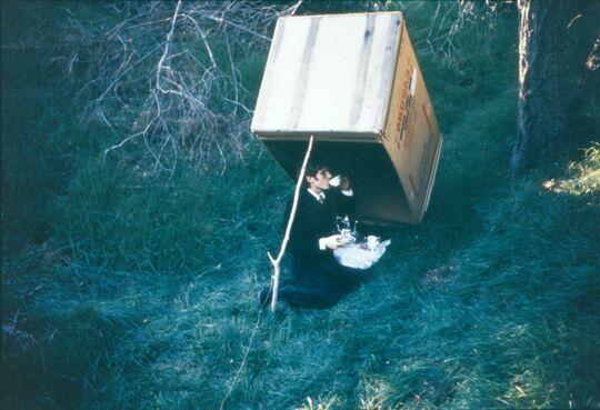 Bas Jan Ader, ohne Titel (Tea party), 1971 (Detail), 16mm-Film auf DVD, 1:51 Min., s/w, production still (color), © The Estate of Bas Jan Ader / Mary Sue Ader Andersen / The Artist Rights Society (ARS), New York / VG Bild-Kunst, Bonn 2020, Courtesy of Meliksetian | Briggs, Los Angeles