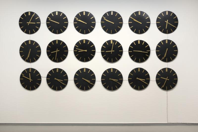 Franziska und Sophia Hoffmann, Clockwise, 2019, Installation mit 18 programmierten Wanduhren, Metall, Steuer- einheit, 140 x 280 x 4 cm, © VG Bild-Kunst, Bonn 2021, Franziska und Sophia Hoffmann