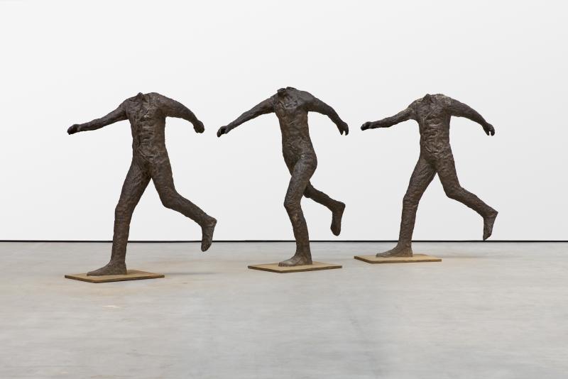 Magdalena Abakanowicz (1930 – 2017)  Tanzende (3-teilig) | 2008 | Bronze, schwarz-braun patiniert Ergebnis: 516.000 Euro*