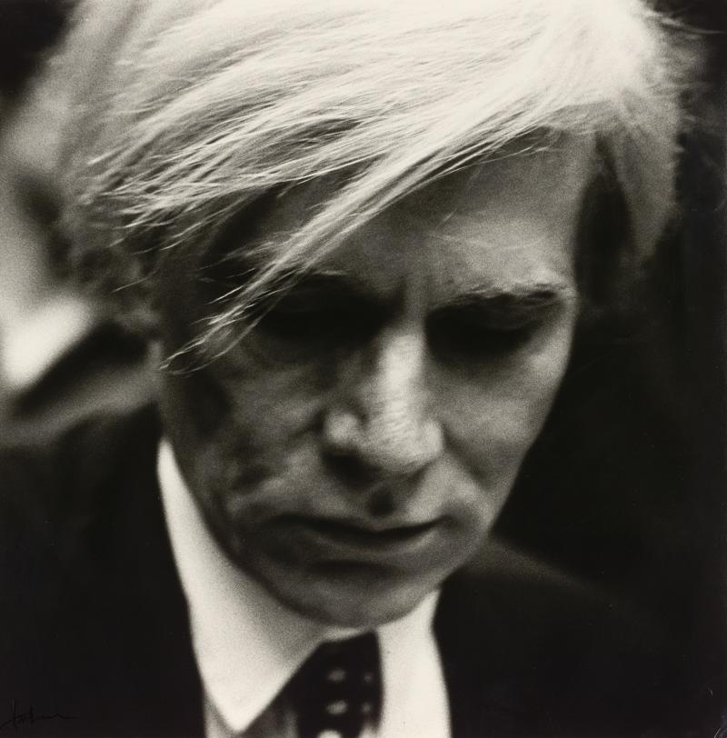 Franz Hubmann Andy Warhol bei seiner Retrospektive im Wiener Museum des 20. Jahrhunderts, 1981 Silbergelatineabzug ALBERTINA, Wien – Schenkung Sammlung Helmut Klewan © Franz Hubmann | Imagno | picturedesk.com