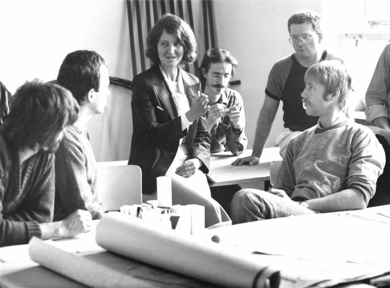 Christa Petroff-Bohne beim Unterrichten im Fachgebiet „Visuell-Ästhetisches Gestalten“ an der Kunsthochschule Berlin-Weißensee, 1970er Jahre, Foto: Andreas Stirl