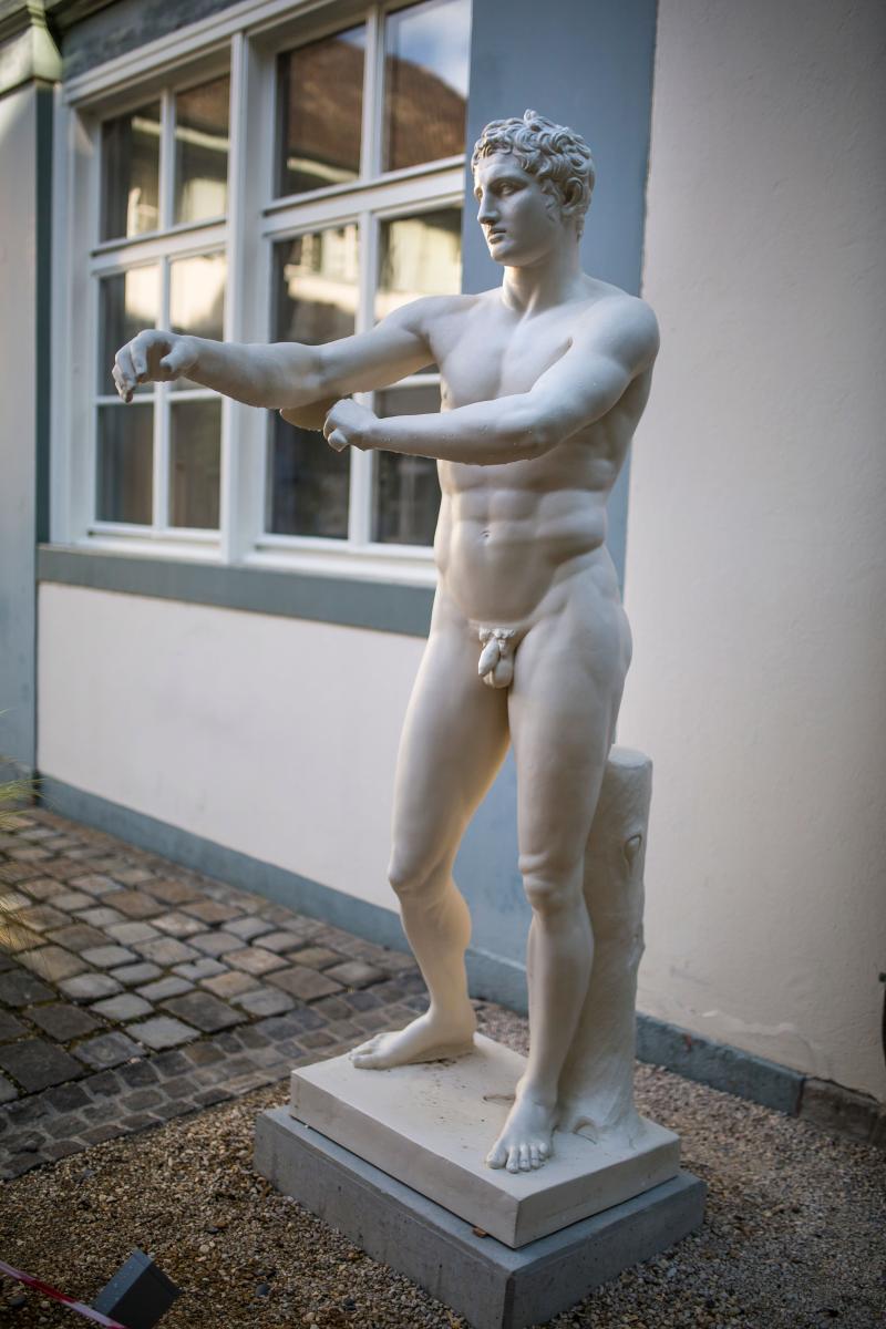 Schaber des Lysipp, römische Marmorkopie einer Bronzestatue um 320 v. Chr., Foto: Ruedi Habegger, Antikenmuseum Basel und Sammlung Ludwig