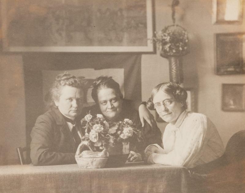 Ottilie W. Roederstein, Jeanne Smith und Ida Gerhardi (v. l. n. r.), Atelier auf dem Boulevard du Montparnasse 108, Paris, Mai 1904, Fotografie, Roederstein-Jughenn-Archiv im Städel Museum