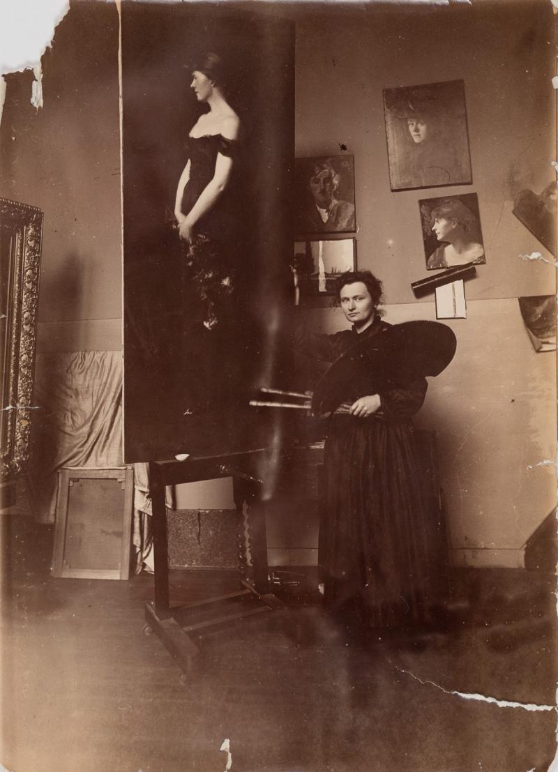 Ottilie W. Roederstein in ihrem Pariser Atelier vor ihre Gemälde Miss Mosher, 1887–1889, Fotografie, Roederstein-Jughenn-Archiv im Städel Museum