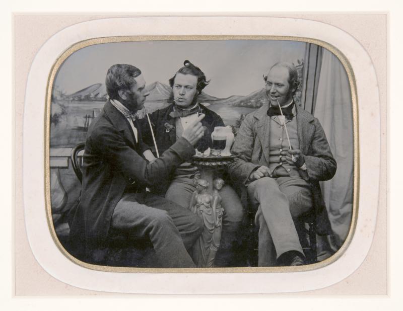 Unbekannter englischer Fotograf: Drei Freunde bei Pfeife und einem Krug Bier, um 1860, Ambrotypie, Private Sammlung © Collection H. G.