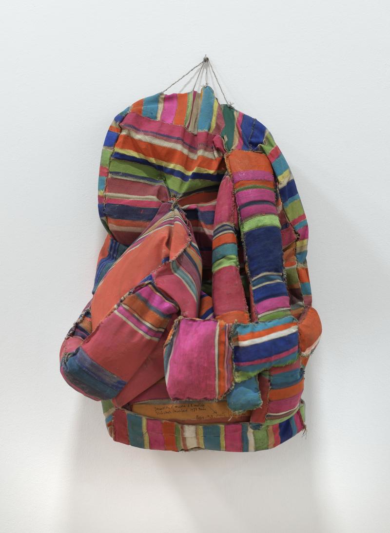 Marta Minujín, Colchoncito, 1963 Gestreifter Matratzenstoff aus Baumwolle, handbemalt, Leuchtstoffröhren, 75 × 42 × 27 cm Paris, Centre Pompidou Musée national d’art moderne / Centre de création Industrielle Photo : © Centre Pompidou, MNAM-CCI, Dist. RMN-Grand Palais –Georges Meguerditchian © Marta Minujín