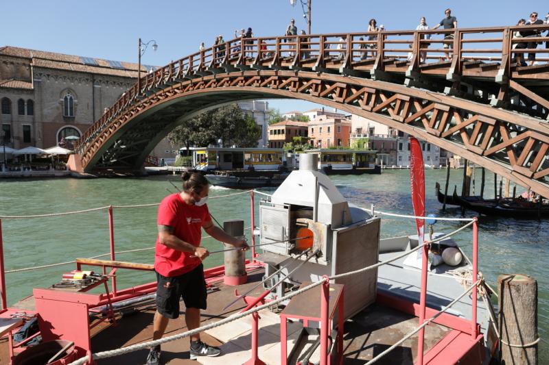 1. The Floating Furnace, Maestro Roberto Beltrami_Wave Murano Glass, ph. Massimo Pistore