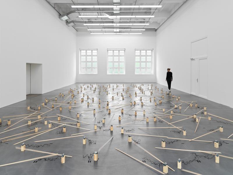 Zimoun, 191 prepared dc-motors, 39 kg wood, 2021. Installation view Museum  Haus Konstruktiv, 2021. Photo: Stefan Altenburger