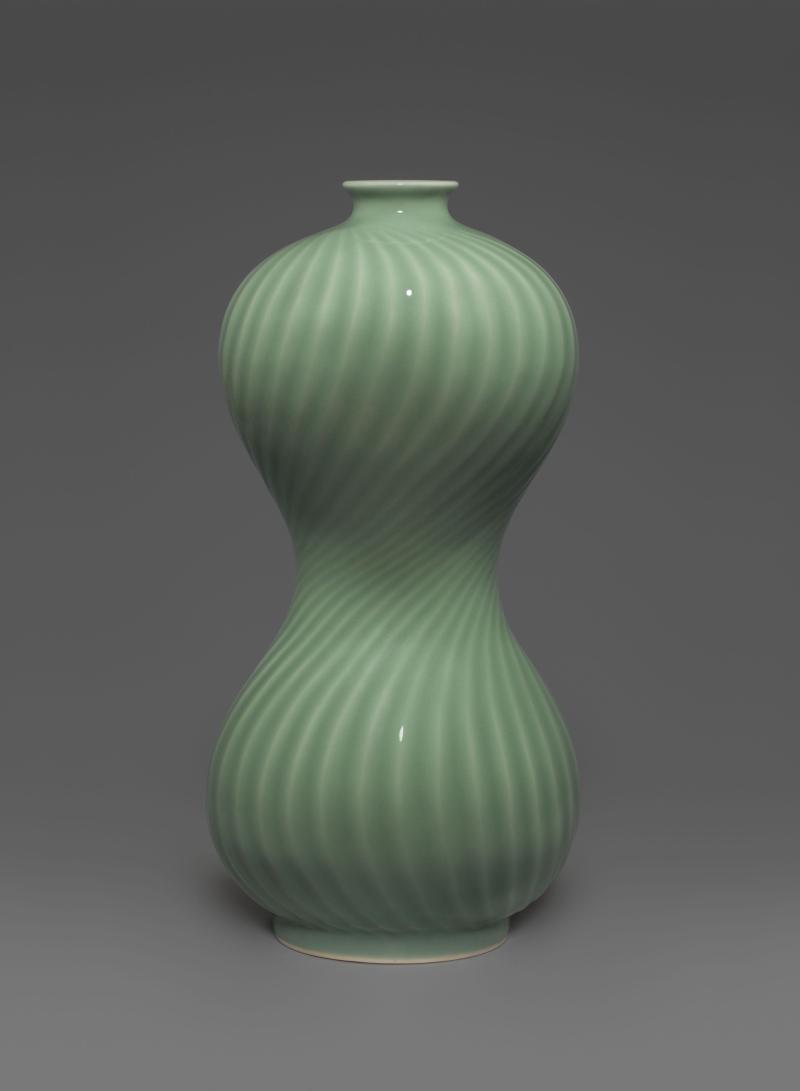 Meiziqing xiaomiyao (Essigpflaumengrüne Flaschenvase mit schmaler Taille). Mao Yizhen. 18,5 × 37 cm. Foto: Franca Wohlt, 2018.